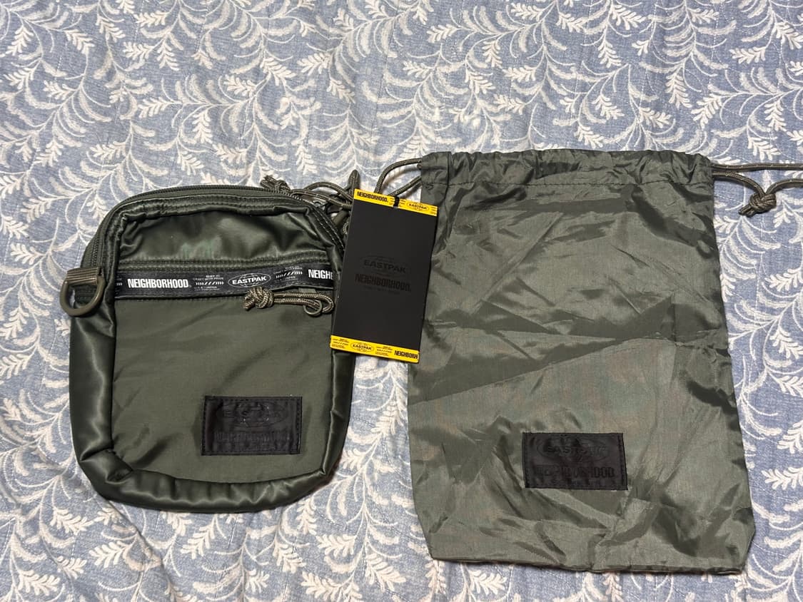 이스트팩x네이버후드 크로스백 카키 상품이미지1