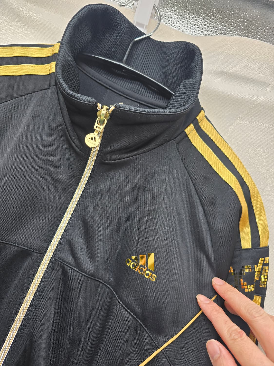 아디다스 블랙/골드 삼선 트랙탑 상품이미지3