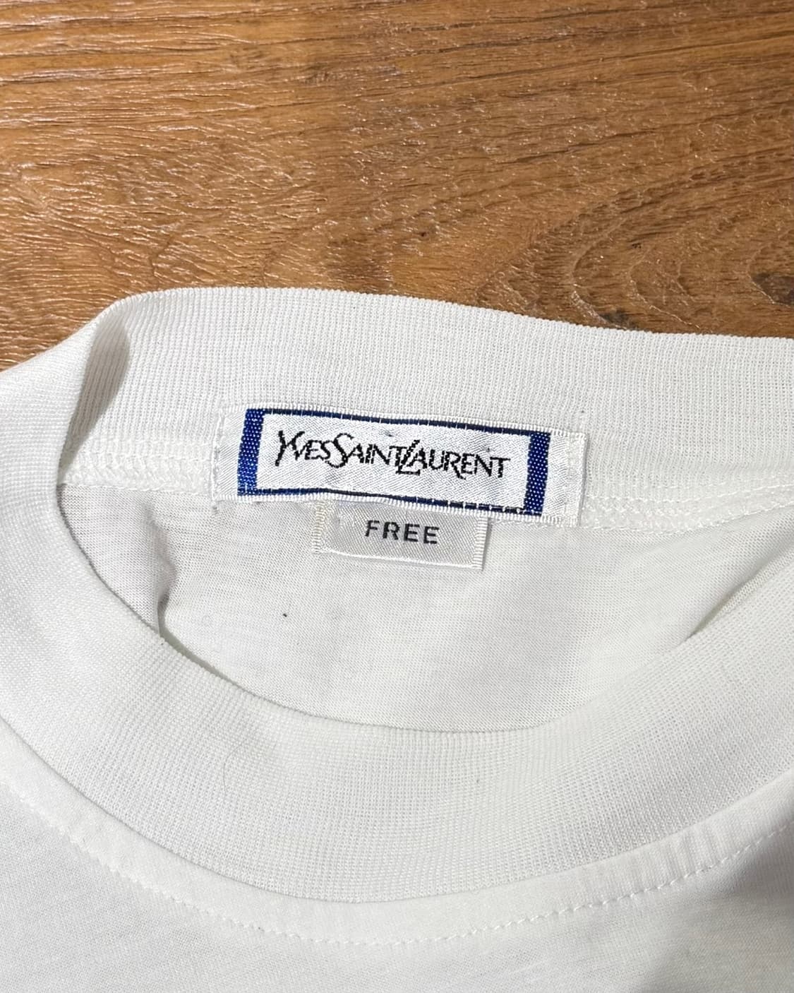 이브 생 로랑 화이트 로고 프린팅 롱슬리브 티셔츠 상품이미지7