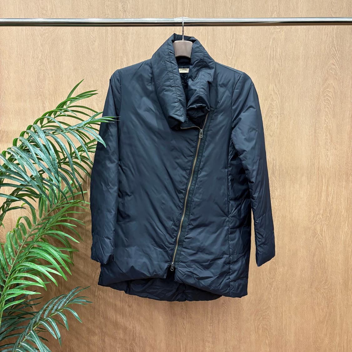 헬무트랭 하이넥 미디 패딩 코트 비대칭 사선 지퍼 클로징 디테일 블랙 상품이미지1