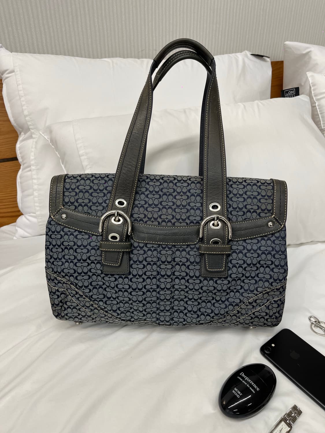 Coach Gray & Navy Shoulder Bag 상품이미지4
