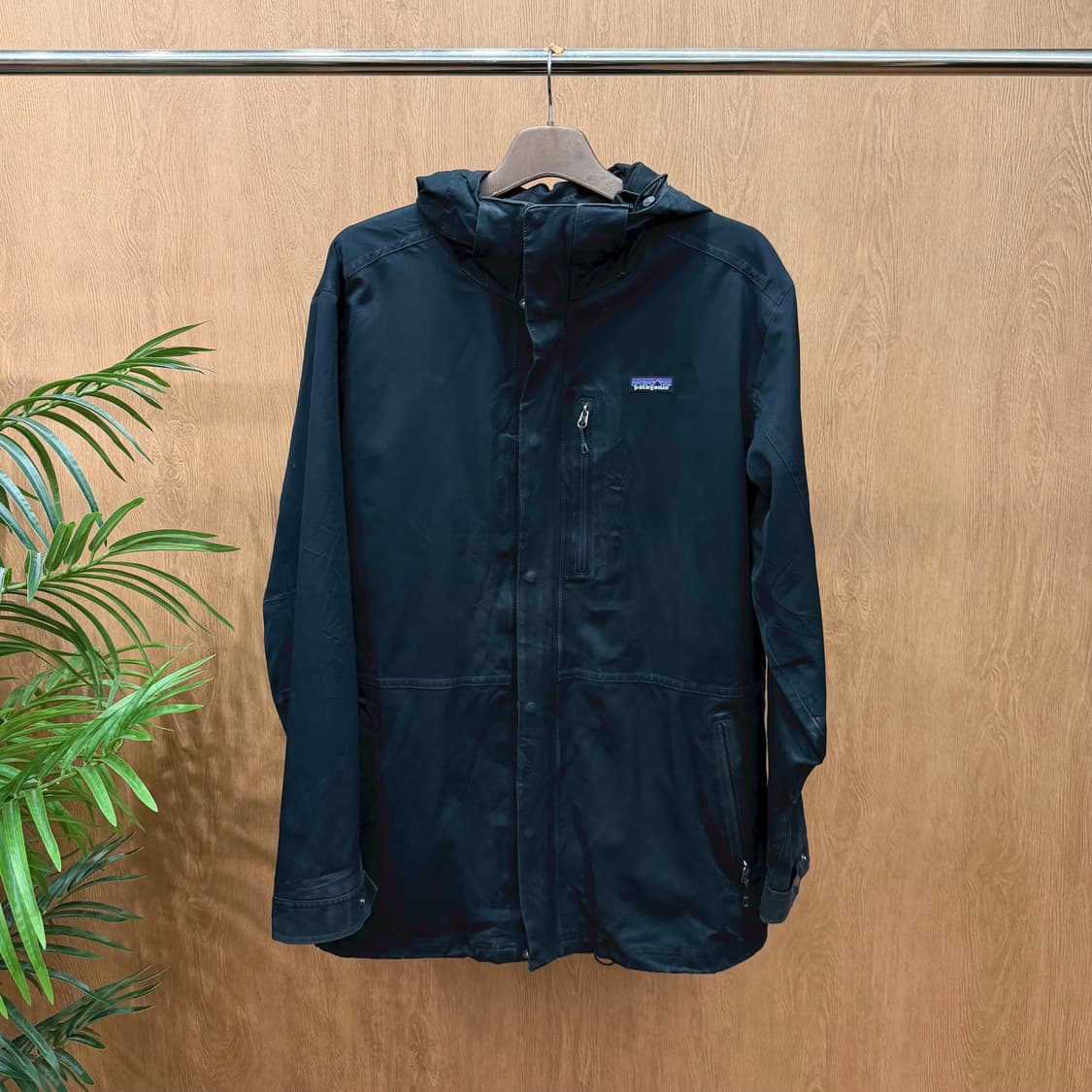 파타고니아 후드 아웃도어 자켓 로고 패치 지퍼 포켓 절개 디테일 블랙 상품이미지1