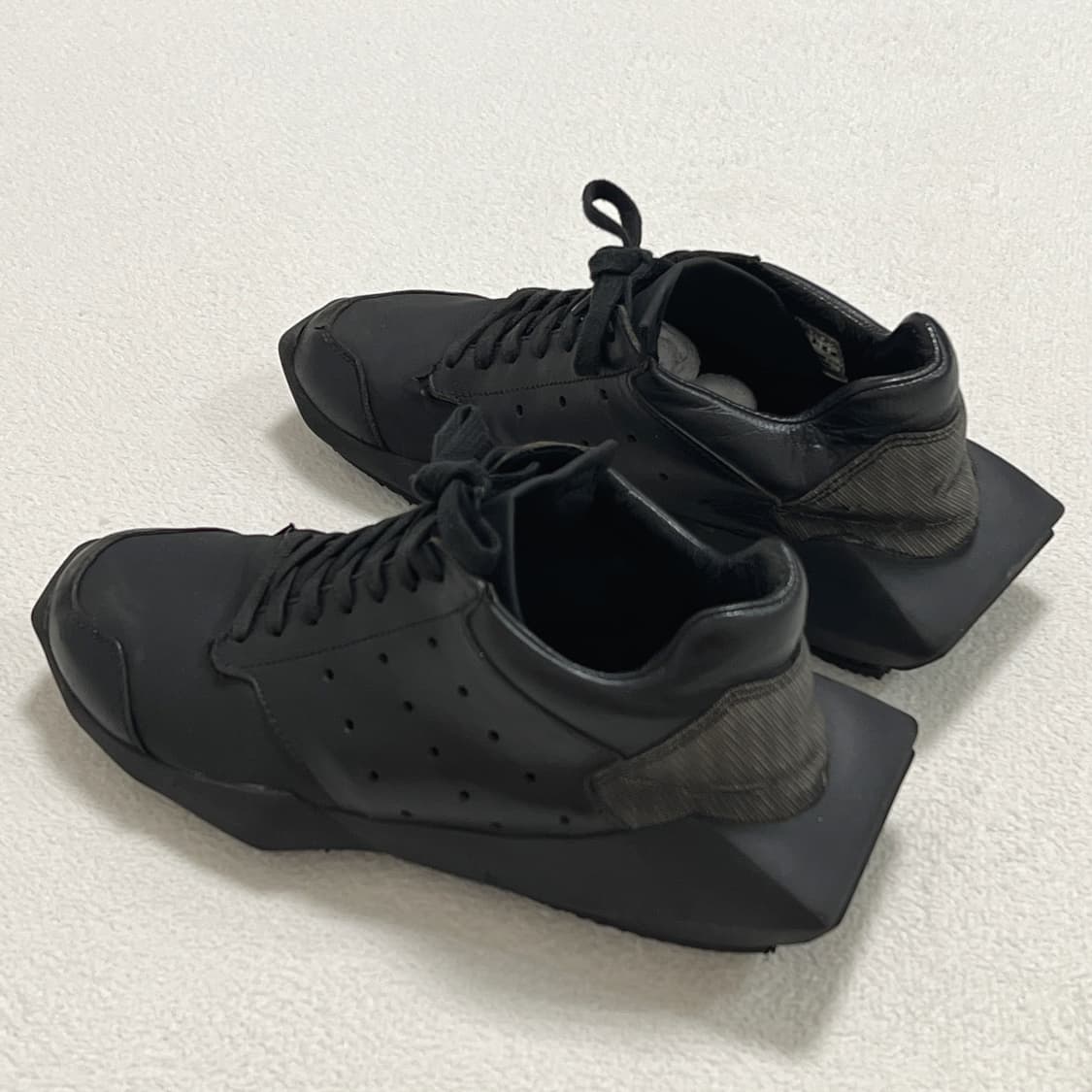 릭오웬스 아디다스 테크러너 트리플 블랙 상품이미지3