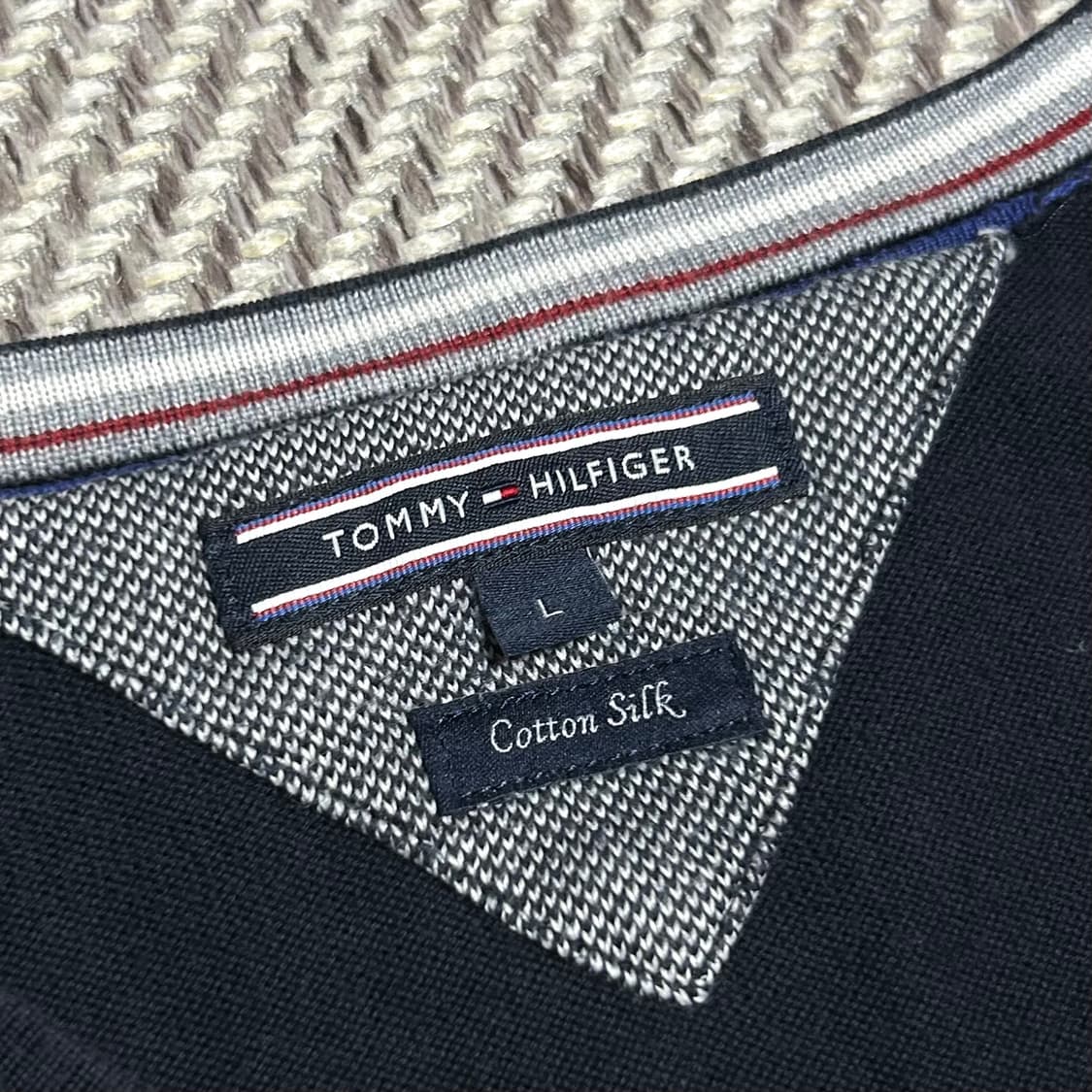 [L] Tommy 타미힐피거 네이비 브이넥 니트 상품이미지3