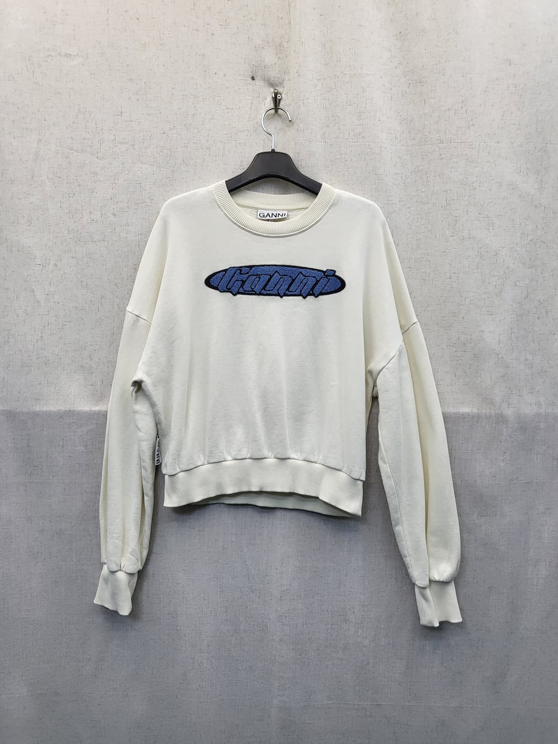 GANNI 로고 크롭 맨투맨 아이보리 상품이미지1