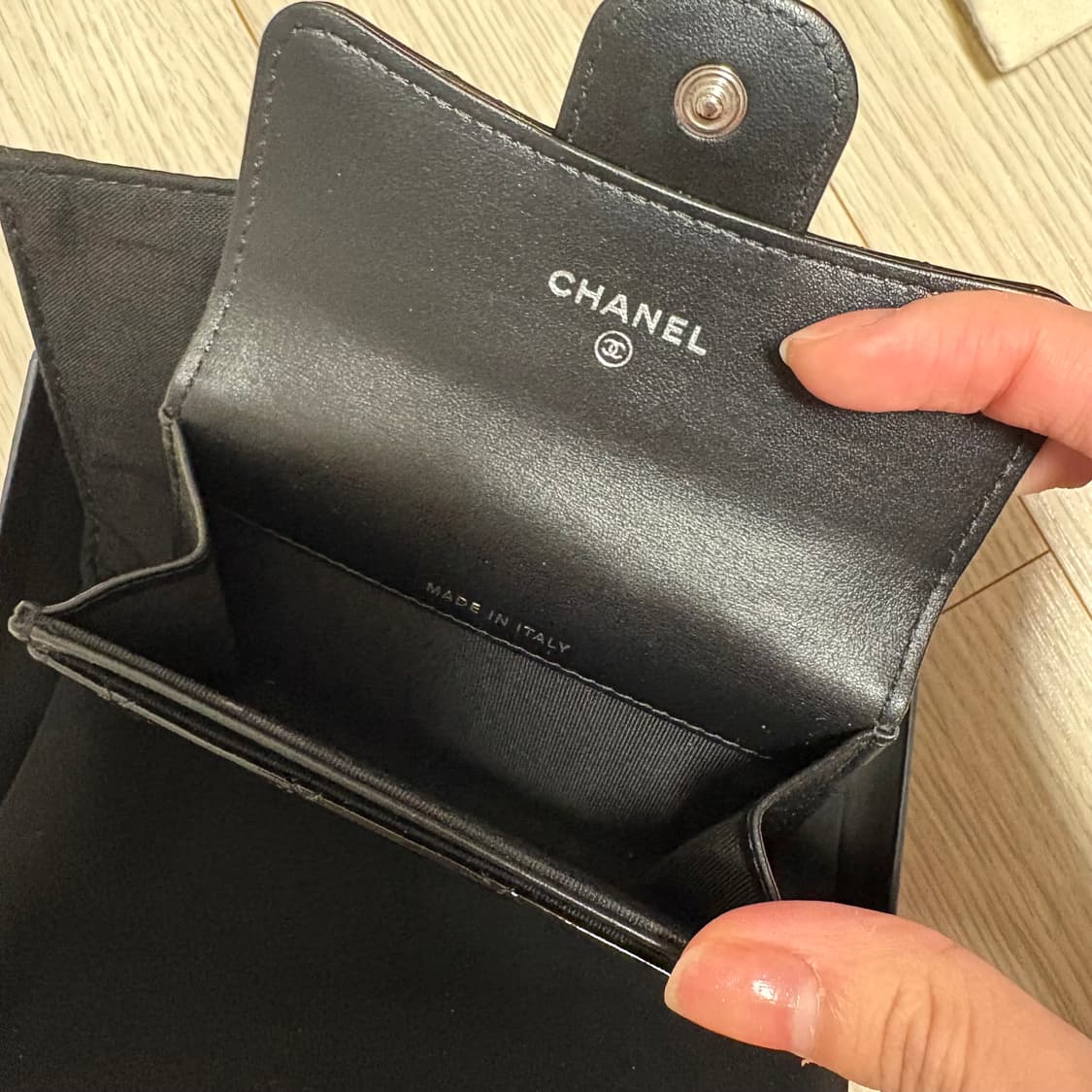 샤넬 클래식 똑딱이 카드지갑 31번대 페이던트 블랙 상품이미지3