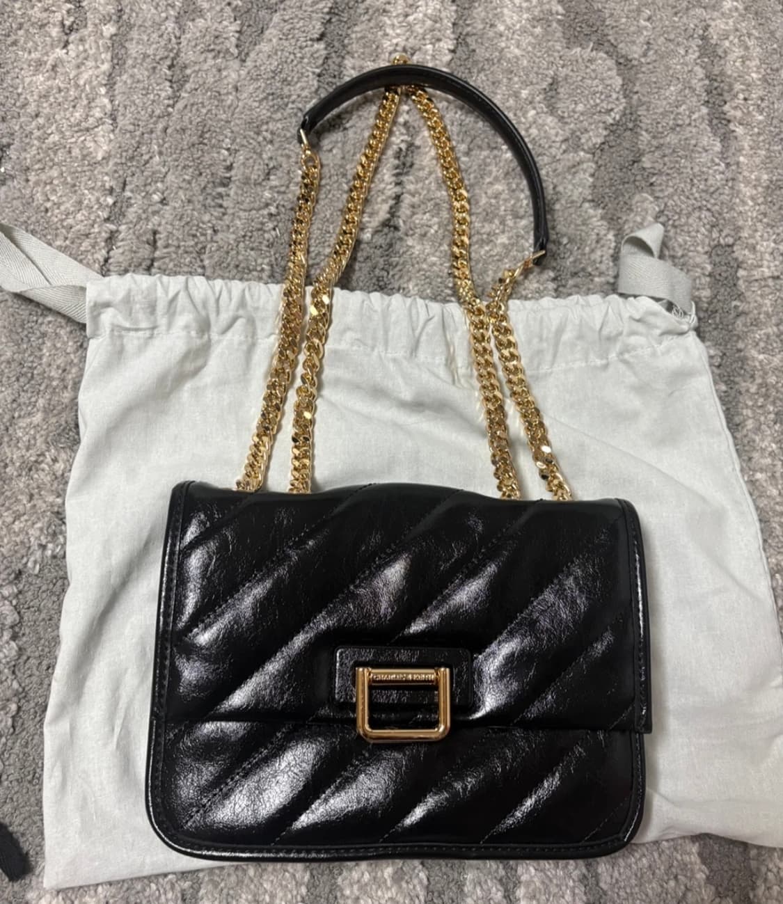 [찰스앤키스] 퀄팅 체인 스트랩 백 숄더 크로스가방 블랙색상 팝니다 상품이미지2