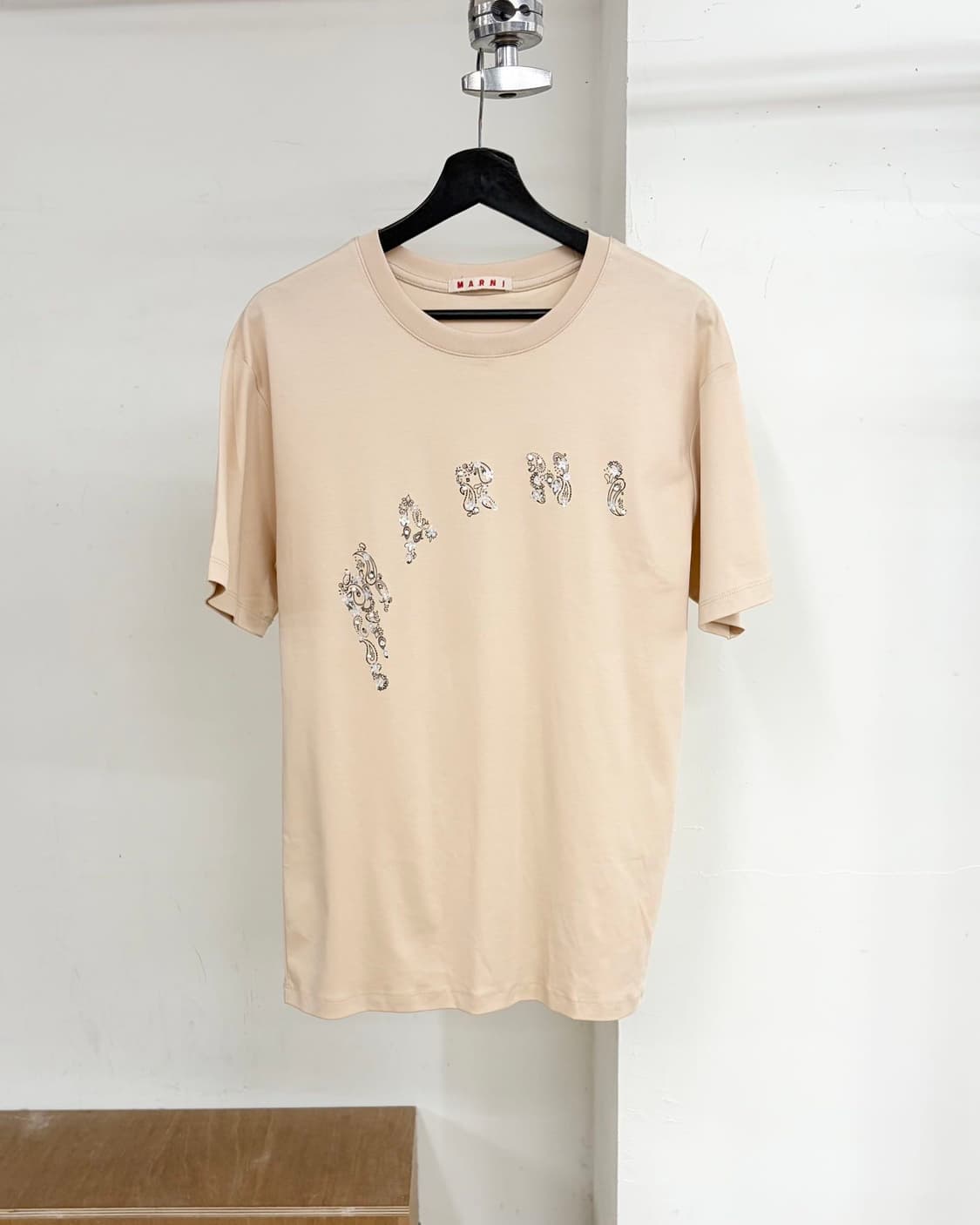 마르니 베이지 크리스탈 로고 하프티  상품이미지1