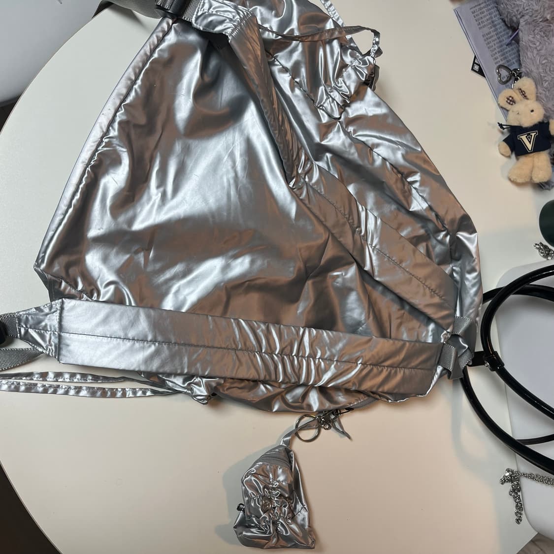 실버 색상의 백팩입니다. 수납공간도 넉넉하고, 가볍게 들고 다니기 좋아요 상품이미지2