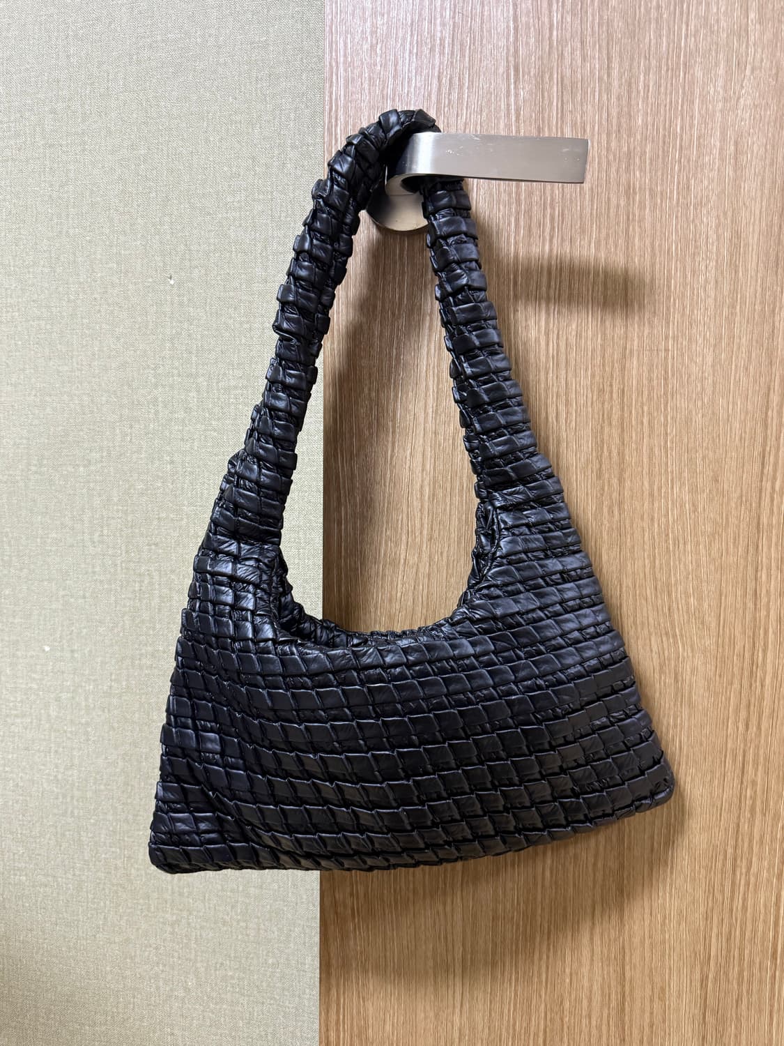 Textured Hobo Bag Small Black 상품이미지4