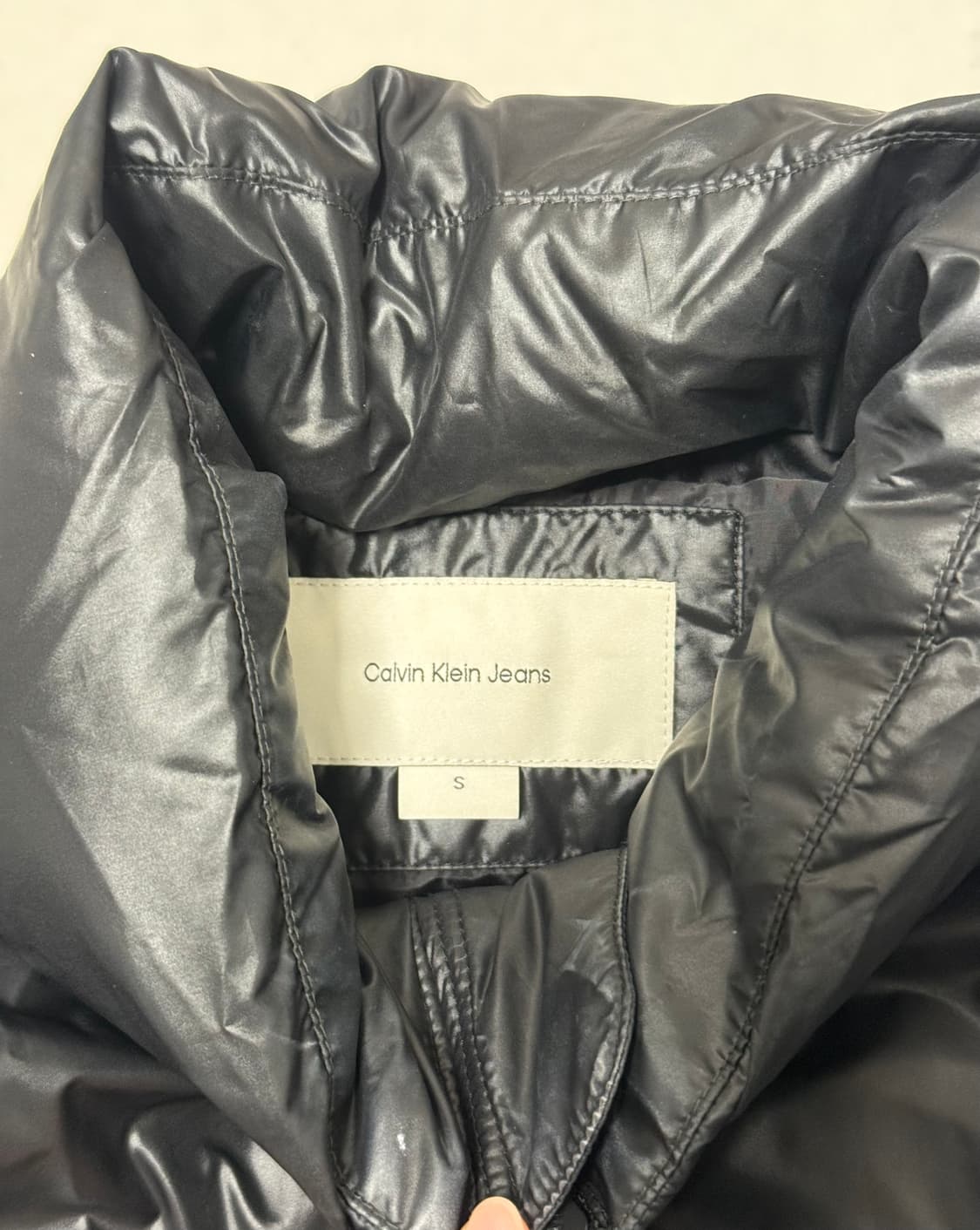 캘빈클라인 남녀공용 스탠드 카라 글로시 다운 푸퍼 자켓 패딩 S 상품이미지3