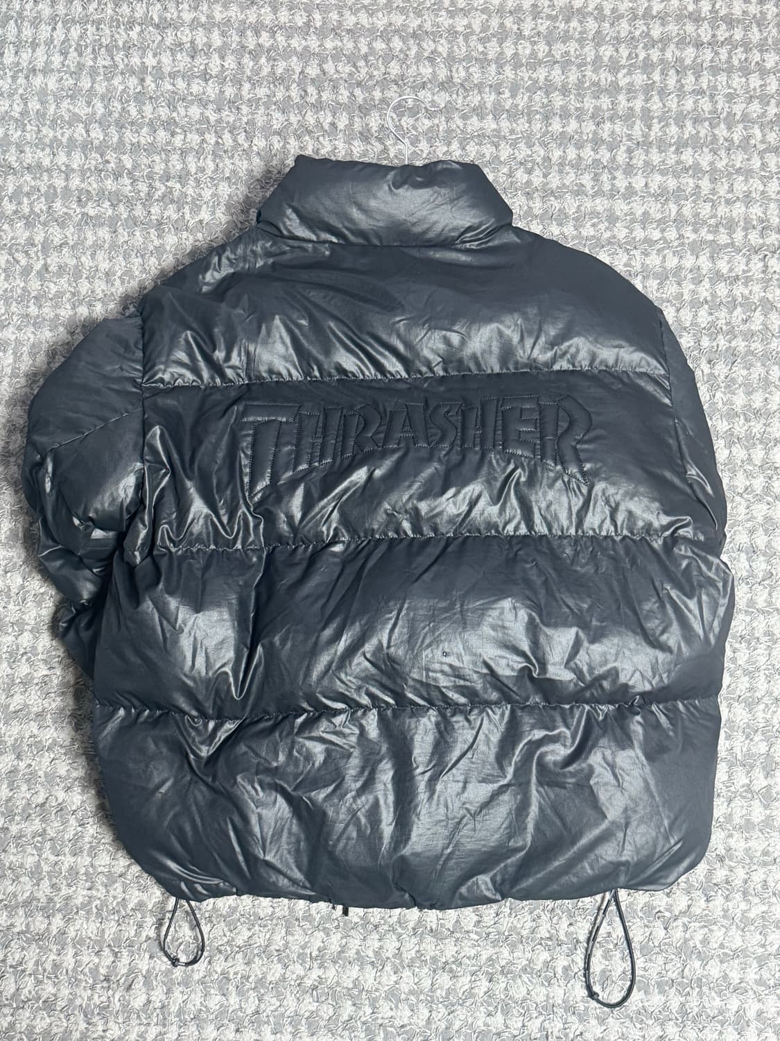 트레셔 엠보스 로고 숏 푸퍼 블랙 L 상품이미지2