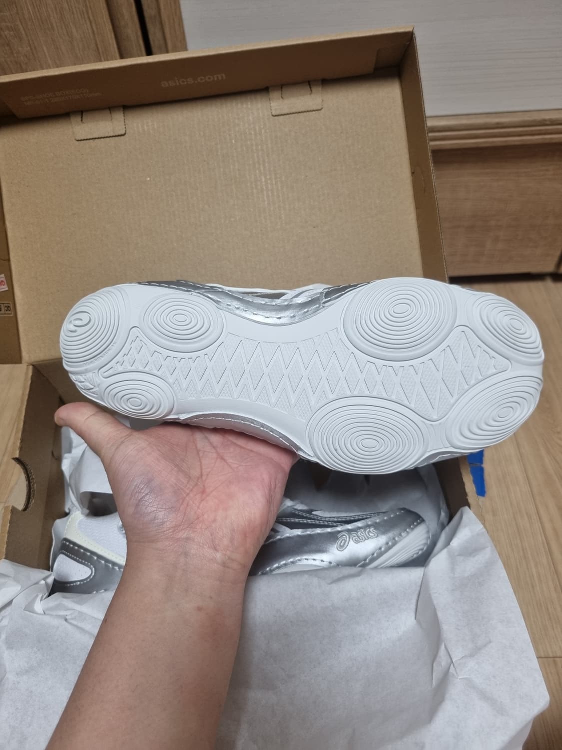 아식스 하이퍼싱크 화이트 퓨어 실버
235사이즈 새상품 상품이미지4