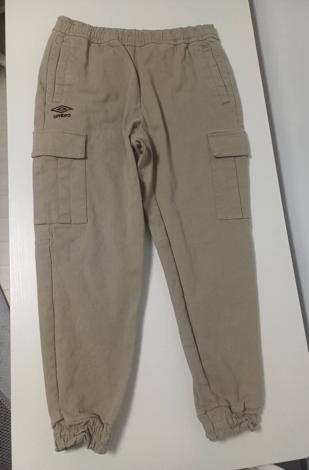 [L] 엄브로 22FW 헤리티지 카고 조거 팬츠 (다크 베이지) 상품이미지1