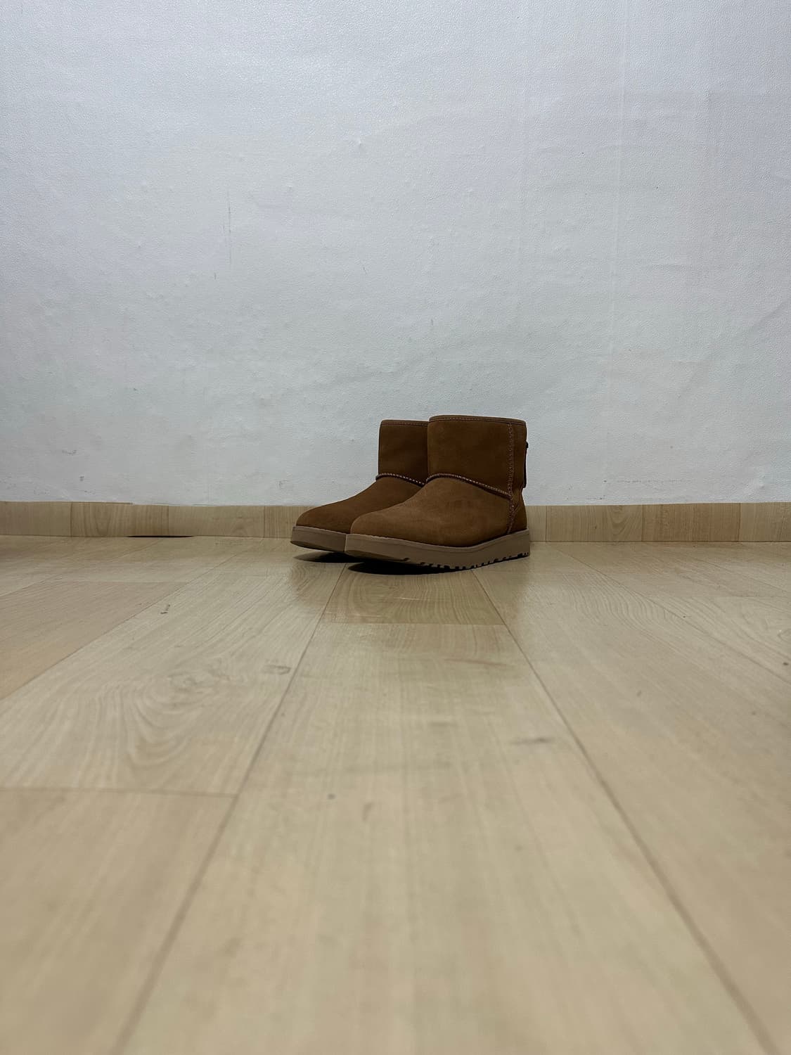 어그 UGG 미니 로고 집업 부츠 체스터넛  상품이미지1