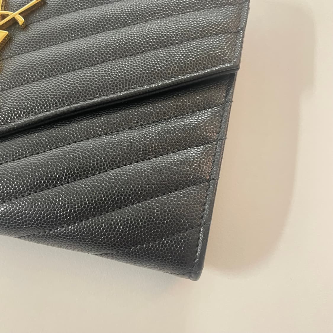 입생로랑 모노그램 엔벨로프 블랙 클러치 상품이미지3