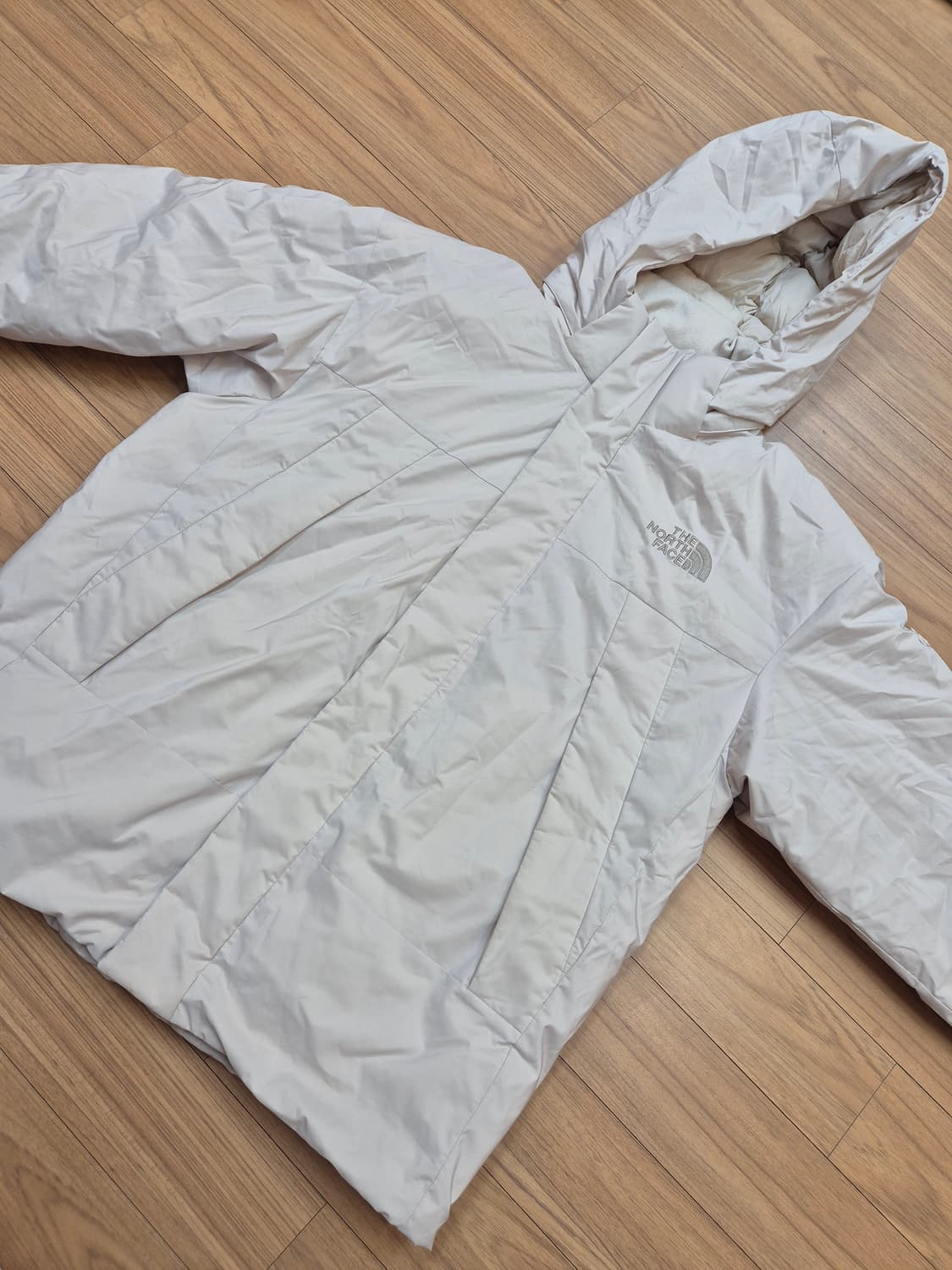 노스페이스 아이보리 패딩 L사이즈 판매합니다. 무난한 색상이라 어디든 잘 상품이미지1