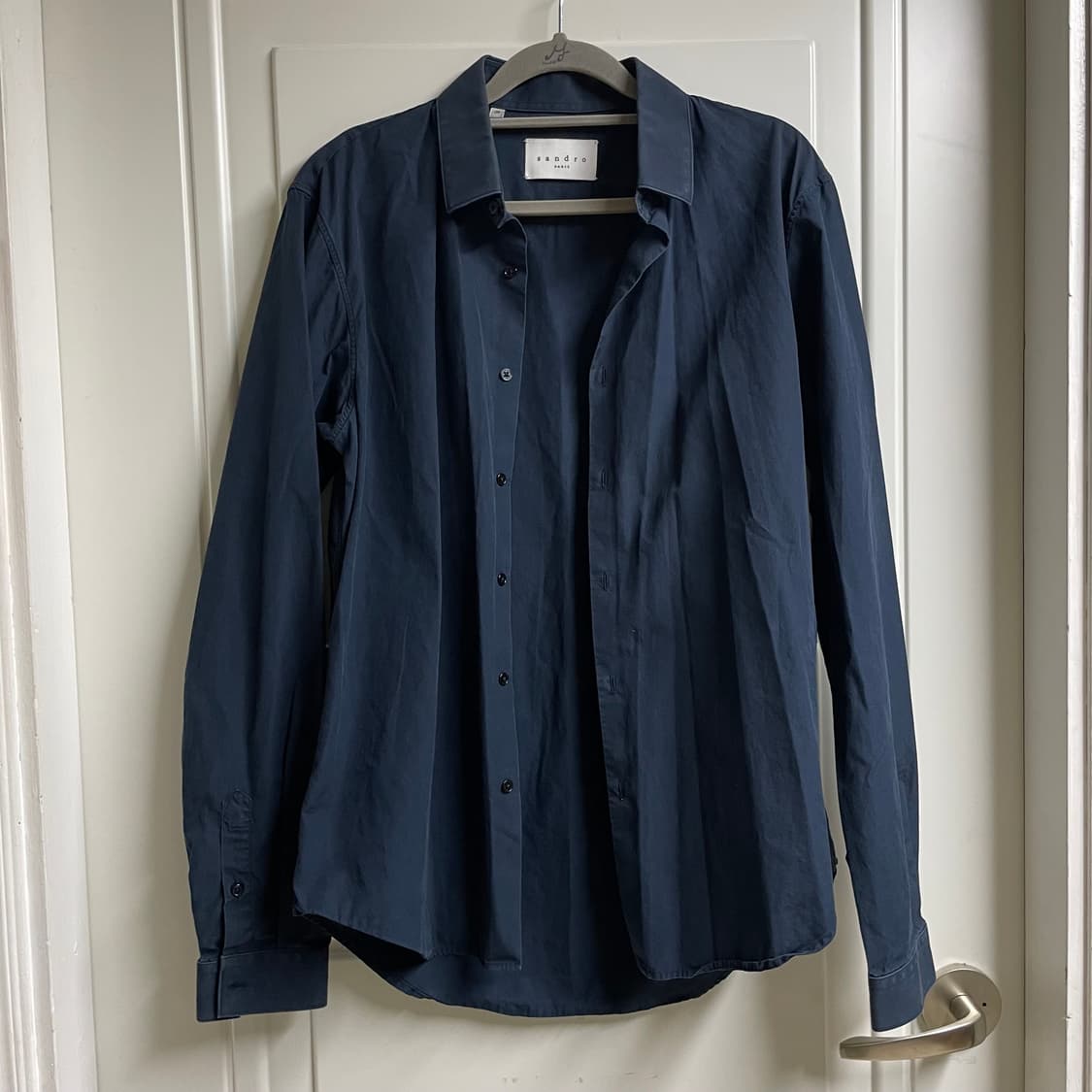 산드로 네이비 색상 긴팔 셔츠입니다 상품이미지3