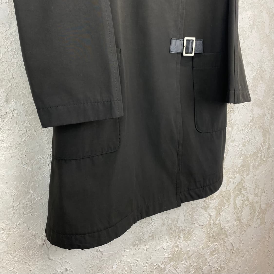 요시에 이나바 애시메트릭 레더 버클 코트 상품이미지3