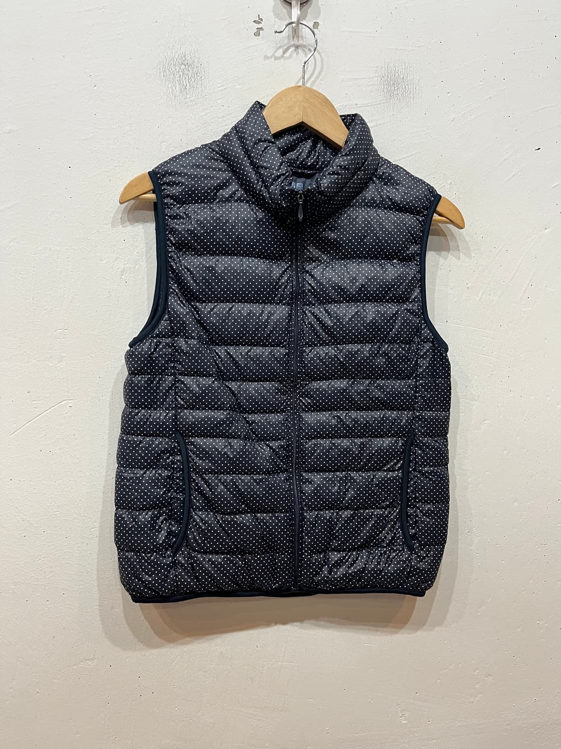 유니클로 도트 땡땡이 다운 패딩 조끼 네이비 우먼즈 상품이미지1