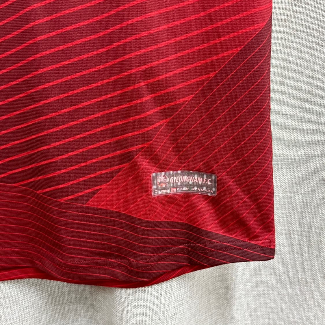 험멜 2021 경남 FC 홈 반팔 축구유니폼 (23번 김광선) 상품이미지4