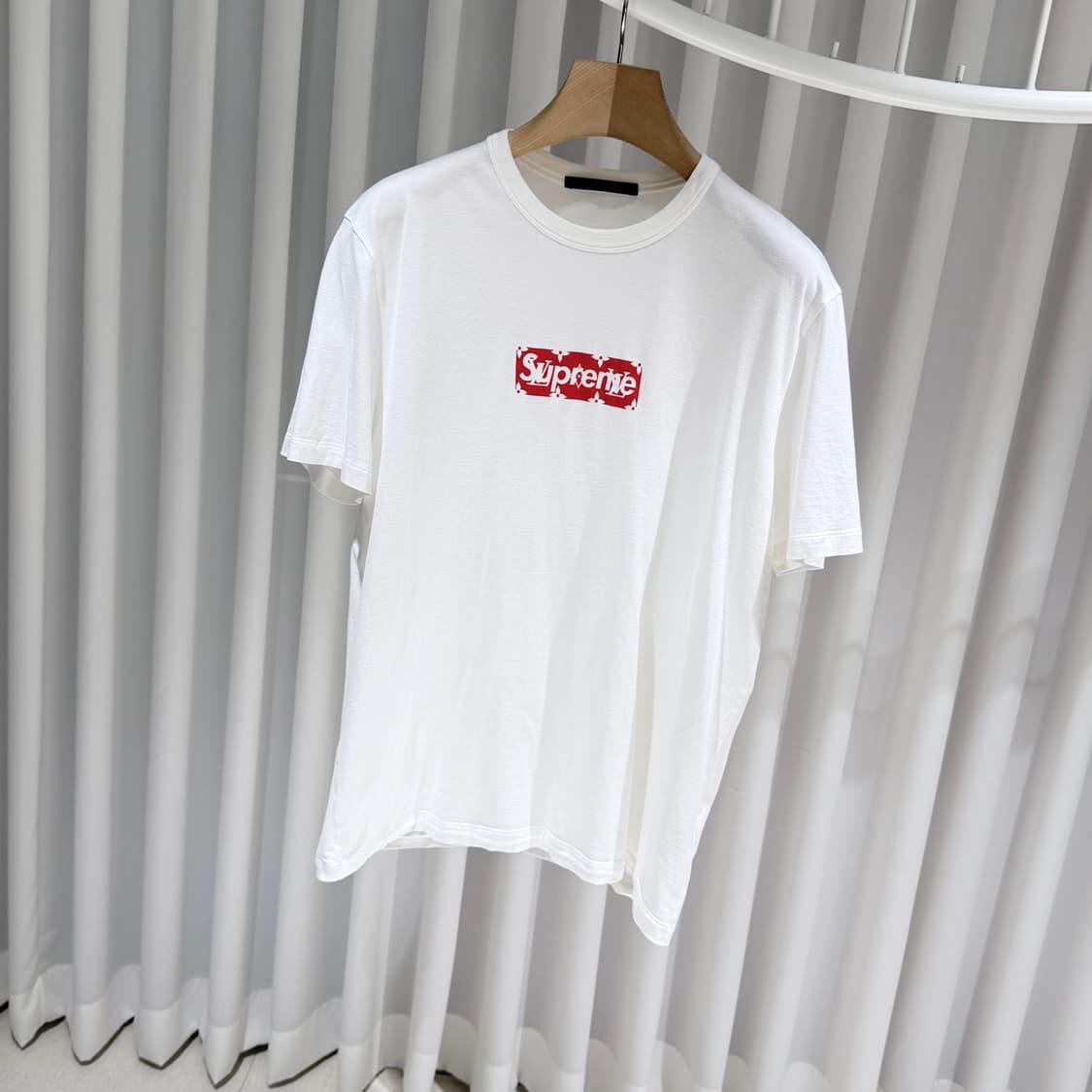 (S/L) / 루이비통 X 슈프림 로고 화이트 반팔 티셔츠 상품이미지2