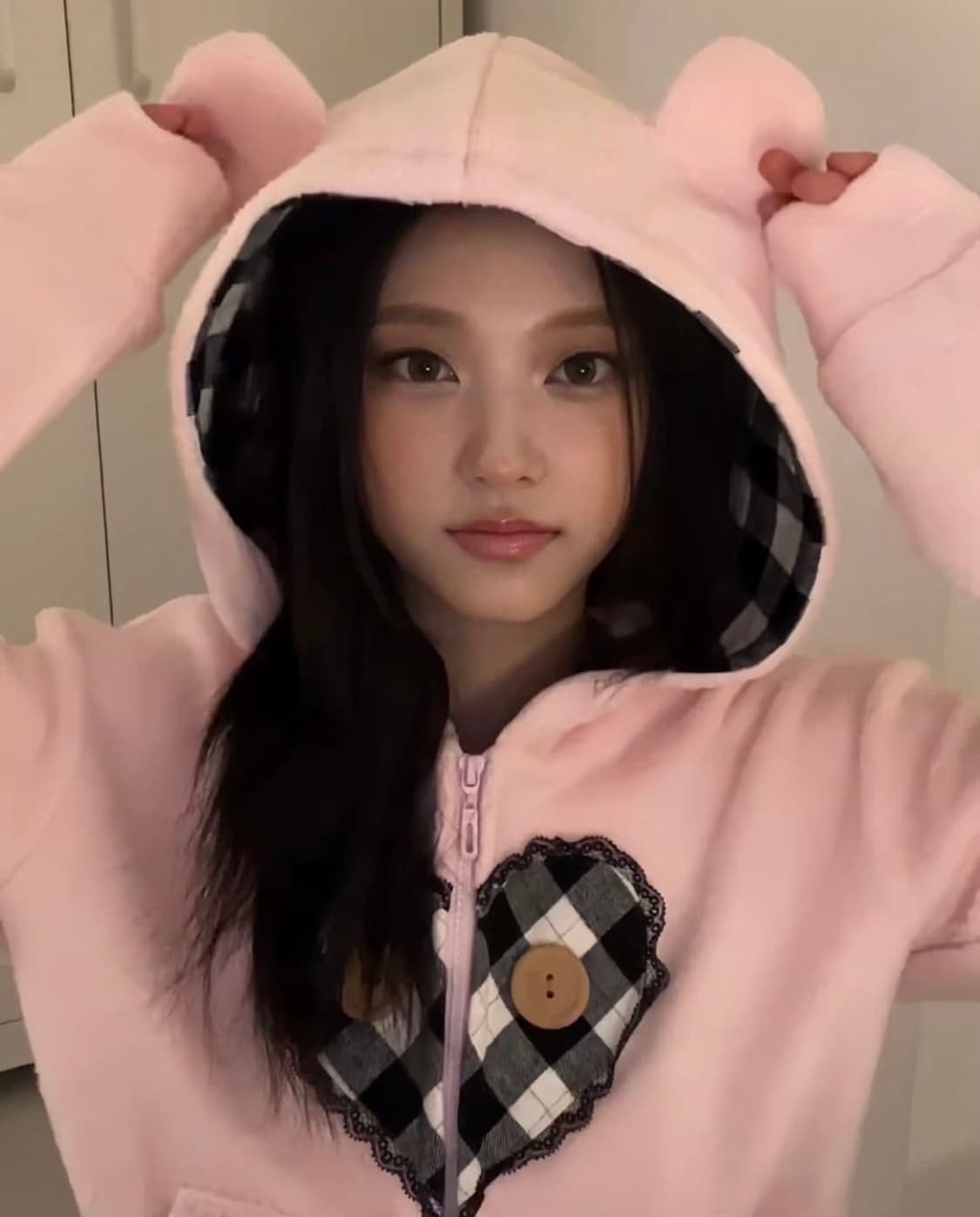 eat me plz 잇미플리즈 후드집업 해린 착용 상품이미지2