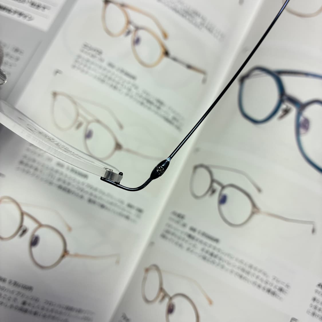 Calvin klein 캘빈클라인 무테 티타늄 네이비 안경 상품이미지4