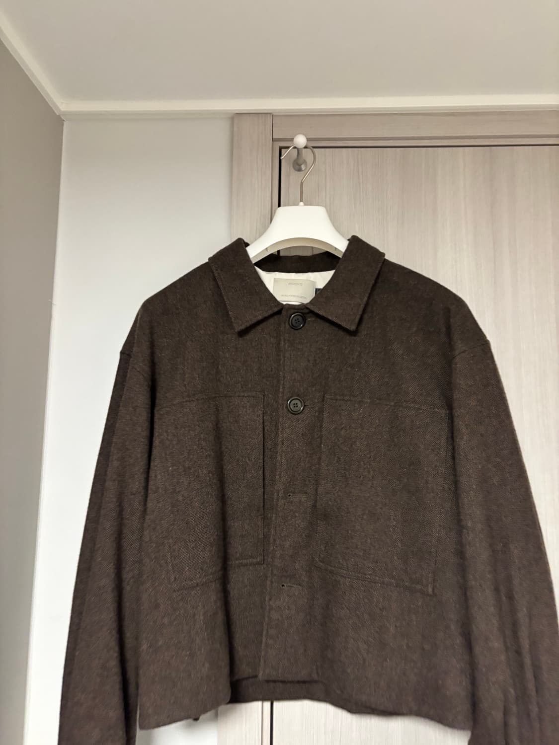 아모멘토 패디드 크롭 울 자켓 브라운 상품이미지4