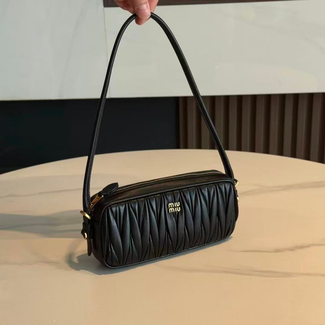 미우 미우 마테라쎄 나파 레더 파우치 블랙 5NE024 상품이미지1