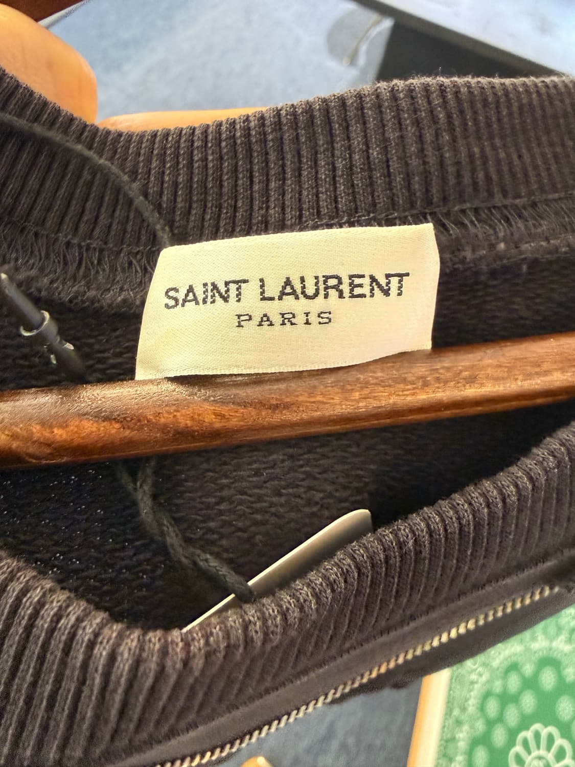 생로랑 다스트레스드 넥클리스 슬리브리스 스웻셔츠 상품이미지5