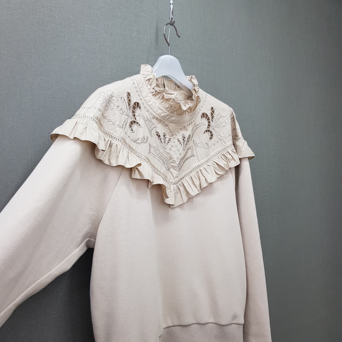 한섬 시스템 2020 프릴 자수 디테일 맨투맨 82-94-160사이즈 상품이미지3