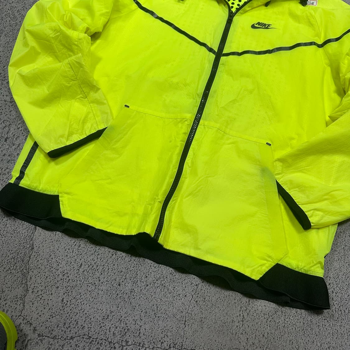 ✨ (바배) 나이키 테크 에어로쉴드 네온 형광 바람막이 상품이미지5