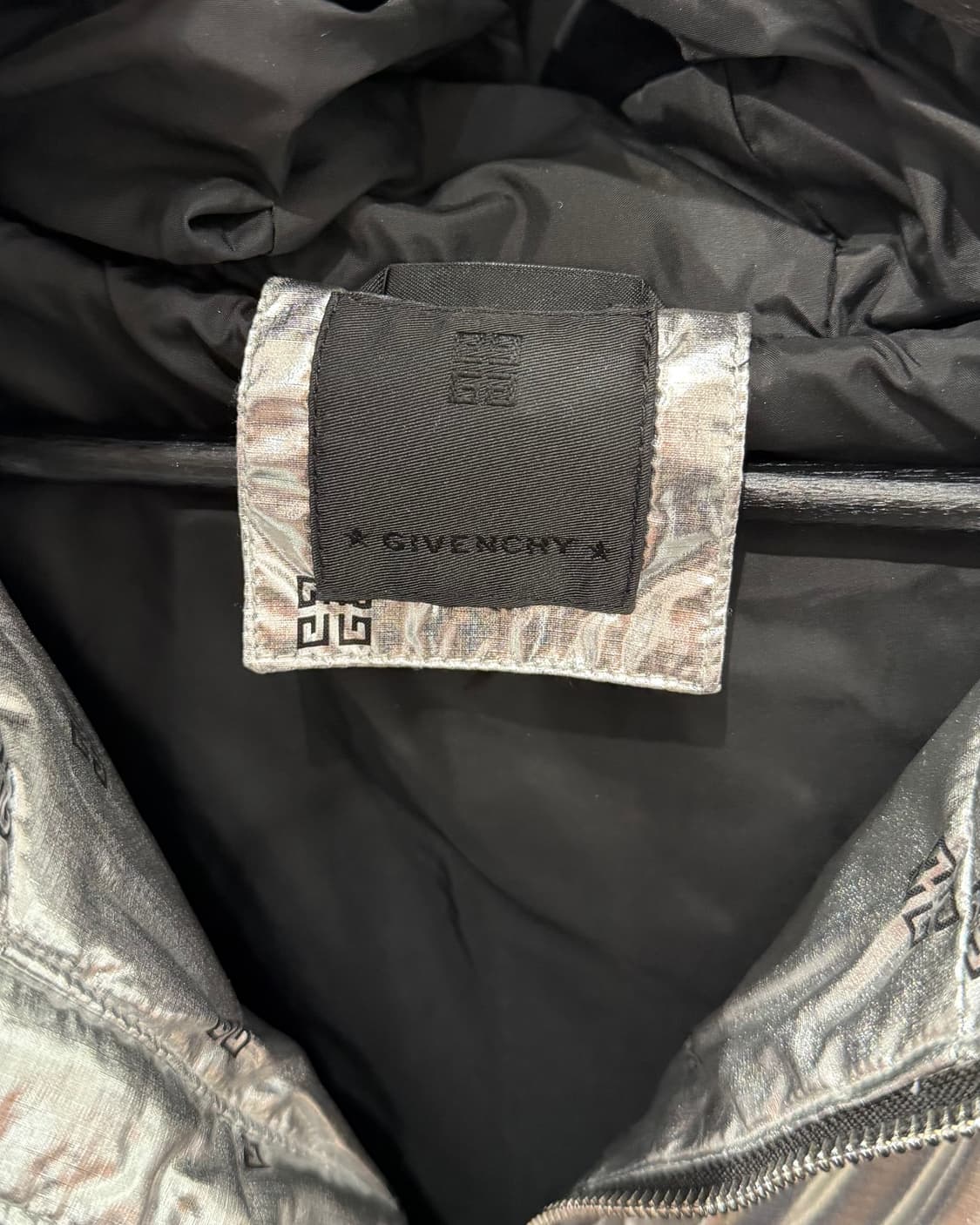 지방시 실버 로고 메탈릭 푸퍼 자켓 상품이미지8