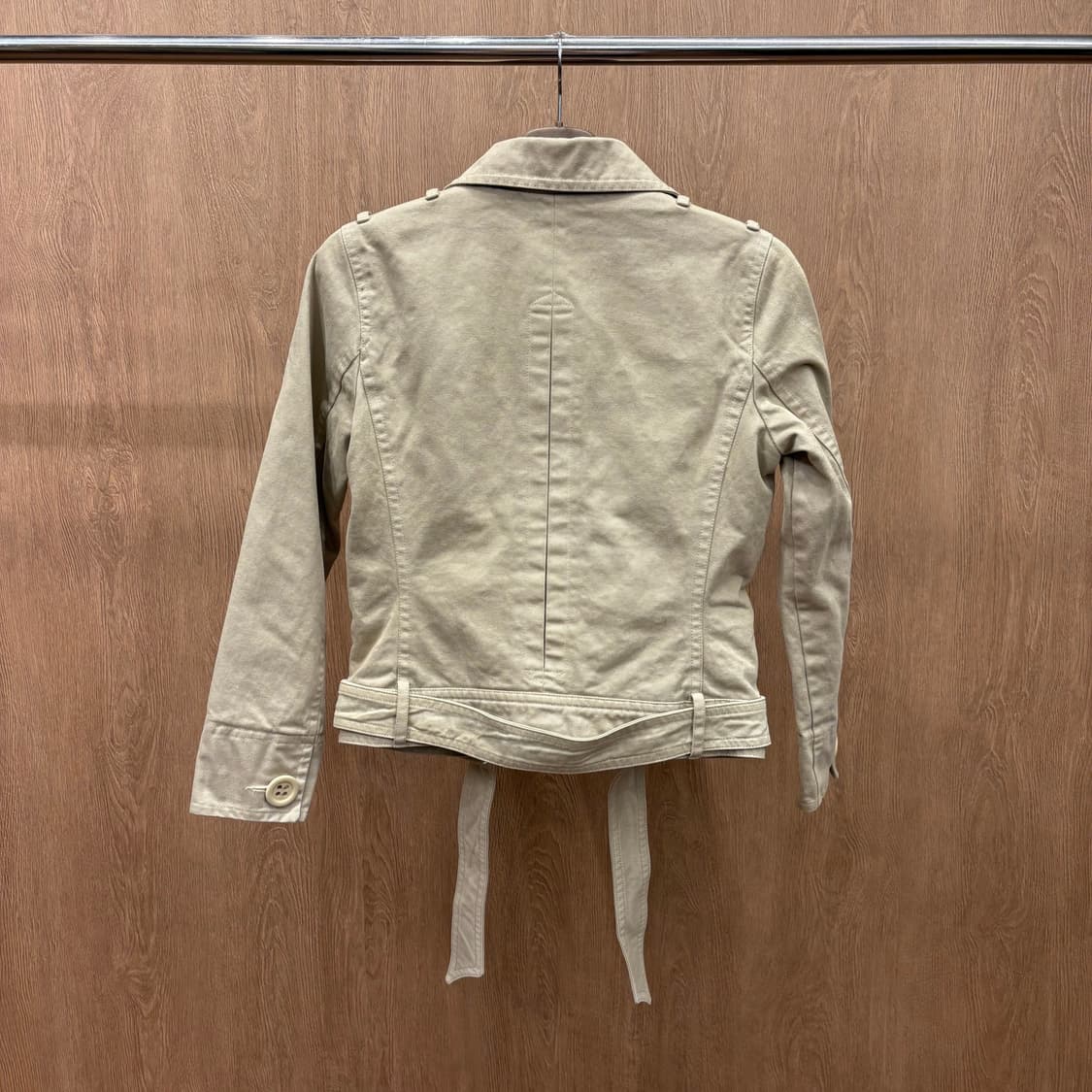 막스앤코 코튼 트러커 자켓 플랩 포켓 버튼 벨트 안감 퀄팅 디테일 베이지 상품이미지3