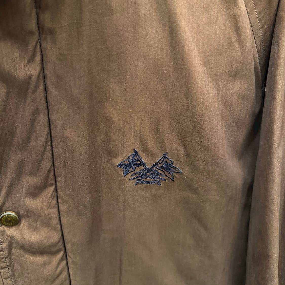 버버리 하이넥 야상 점퍼 로고 자수 소매 스트랩 디테일 레귤러핏 와인 상품이미지6