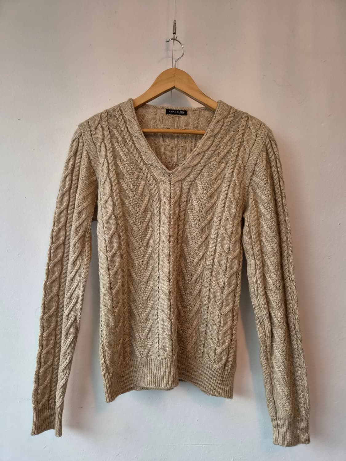 앤클라인 여성 브이넥샤이닝케이블니트 88-98-165 상품이미지2