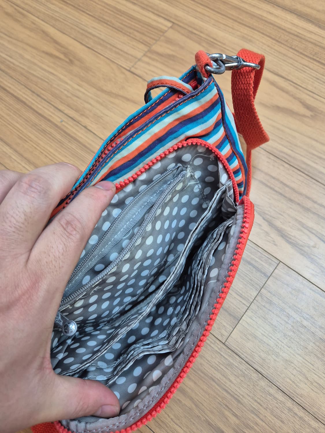 키플링 크로스백 판매합니다. 스트라이프 패턴이 들어가 있어 캐주얼하게 착 상품이미지4