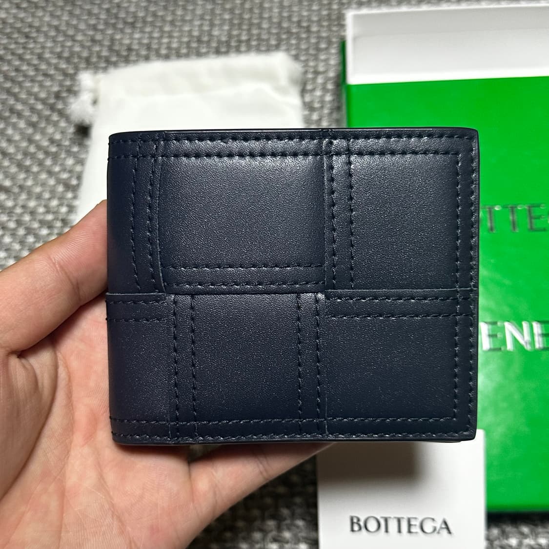 새상품 보테가베네타 맥시 인트레치아토 스티치 반지갑 상품이미지3