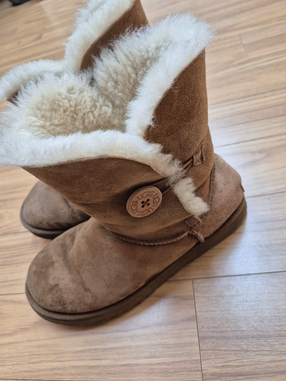 UGG 어그 부츠 브라운 색상 250mm입니다. 
따뜻한 겨울을 책임져줄 상품이미지2