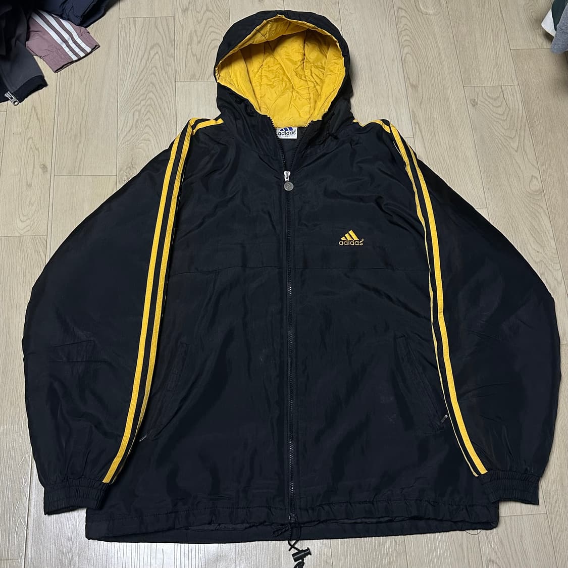 아디다스 옐로우 블랙 후드 바람막이 상품이미지1