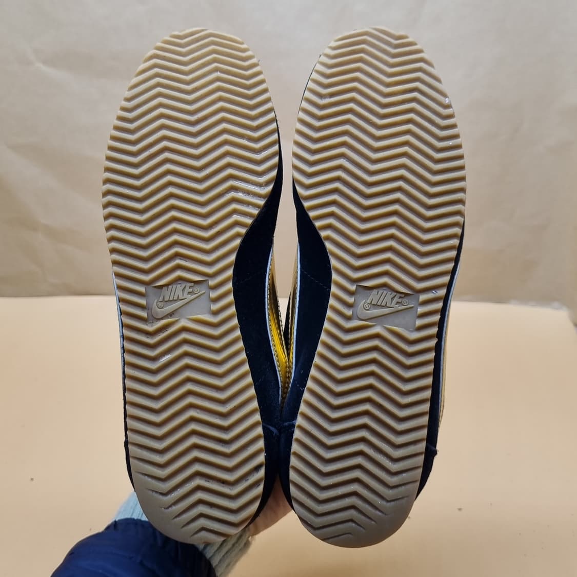 나이키 코르테즈 블랙/골드 운동화 240 상품이미지3