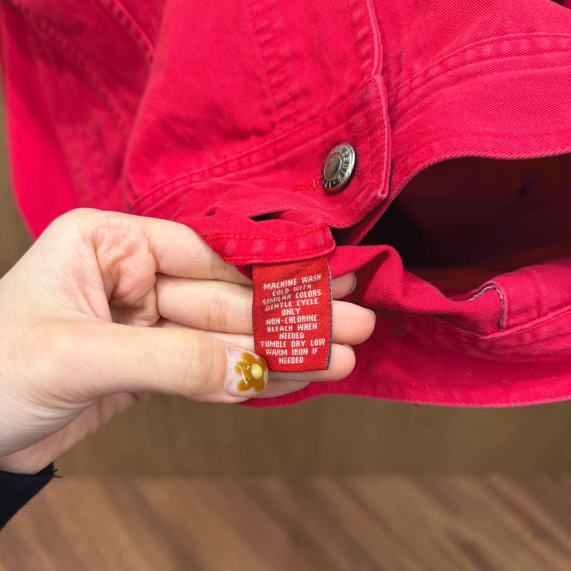 챕스 트러커 데님 자켓 로고 가죽 패치 소매 버튼 디테일 레귤러핏 레드 상품이미지8