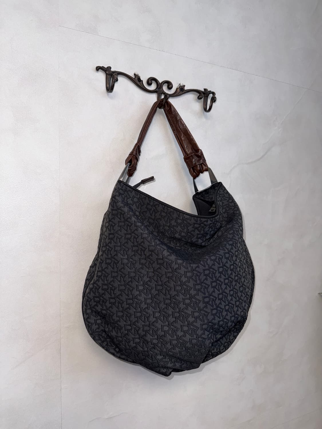 DKNY black logo hobo bag 상품이미지2