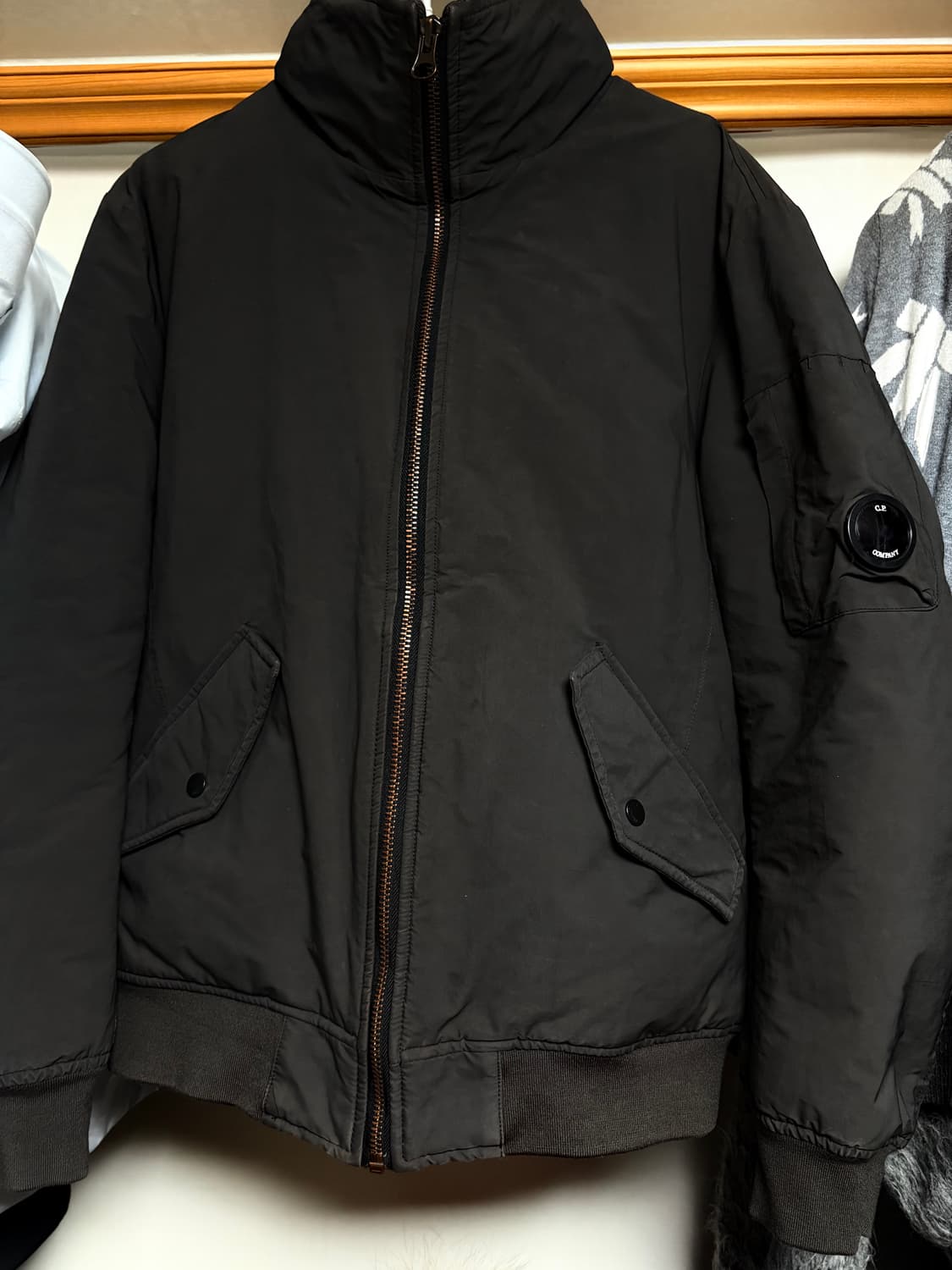 CP 컴퍼니 렌즈 붐버자켓 상품이미지1