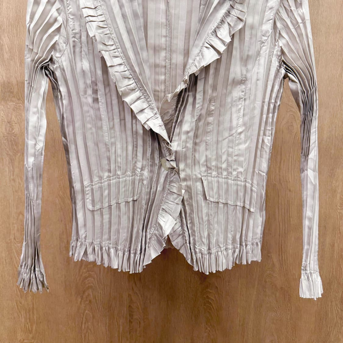 스페치오 플리츠 프릴 블라우스 스트라이프 텍스처 슬림핏 베이지 상품이미지5