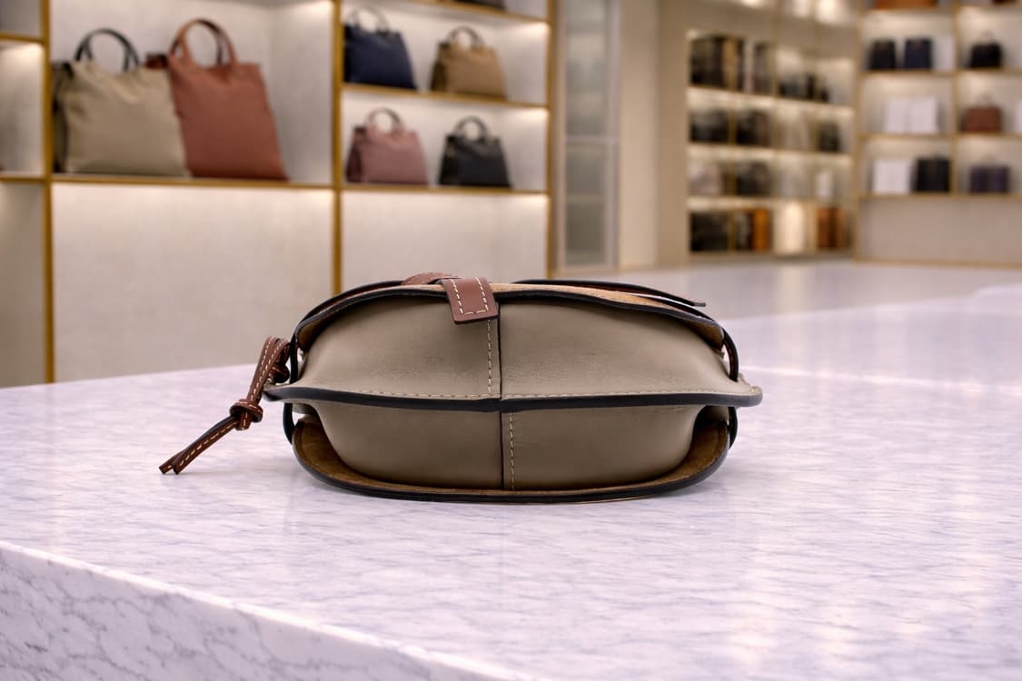 [S급] 로에베 게이트 탑핸들 백 판매합니다!!! 상품이미지3