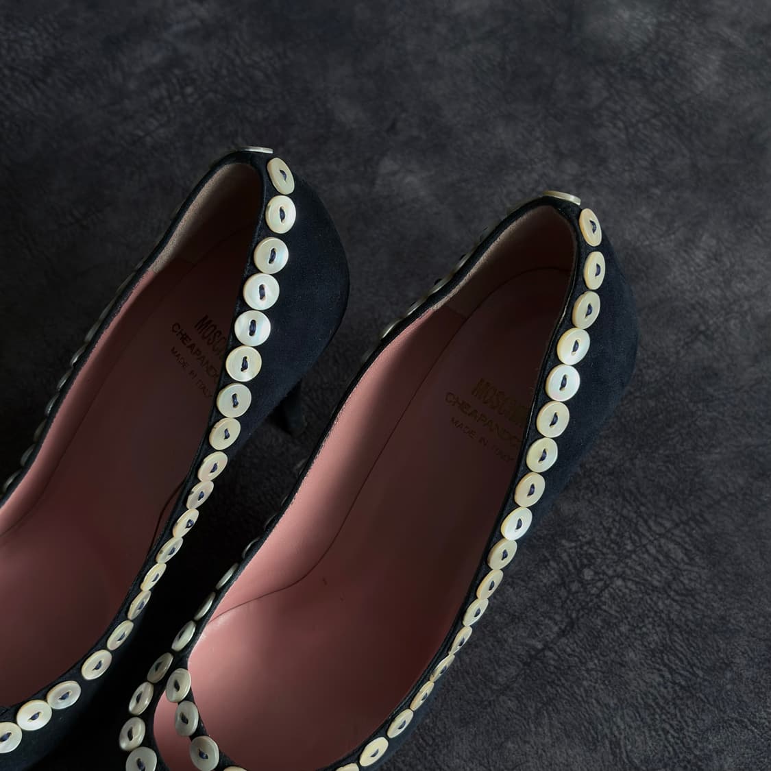 모스키노 버튼 디테일 힐 상품이미지5