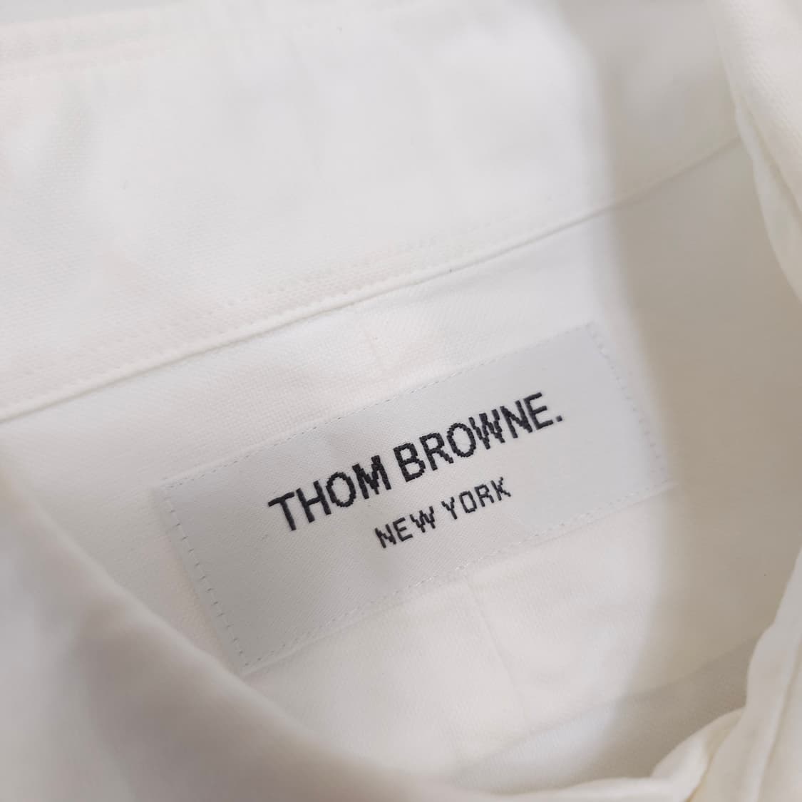 톰브라운 삼선 탭 셔츠 상품이미지4