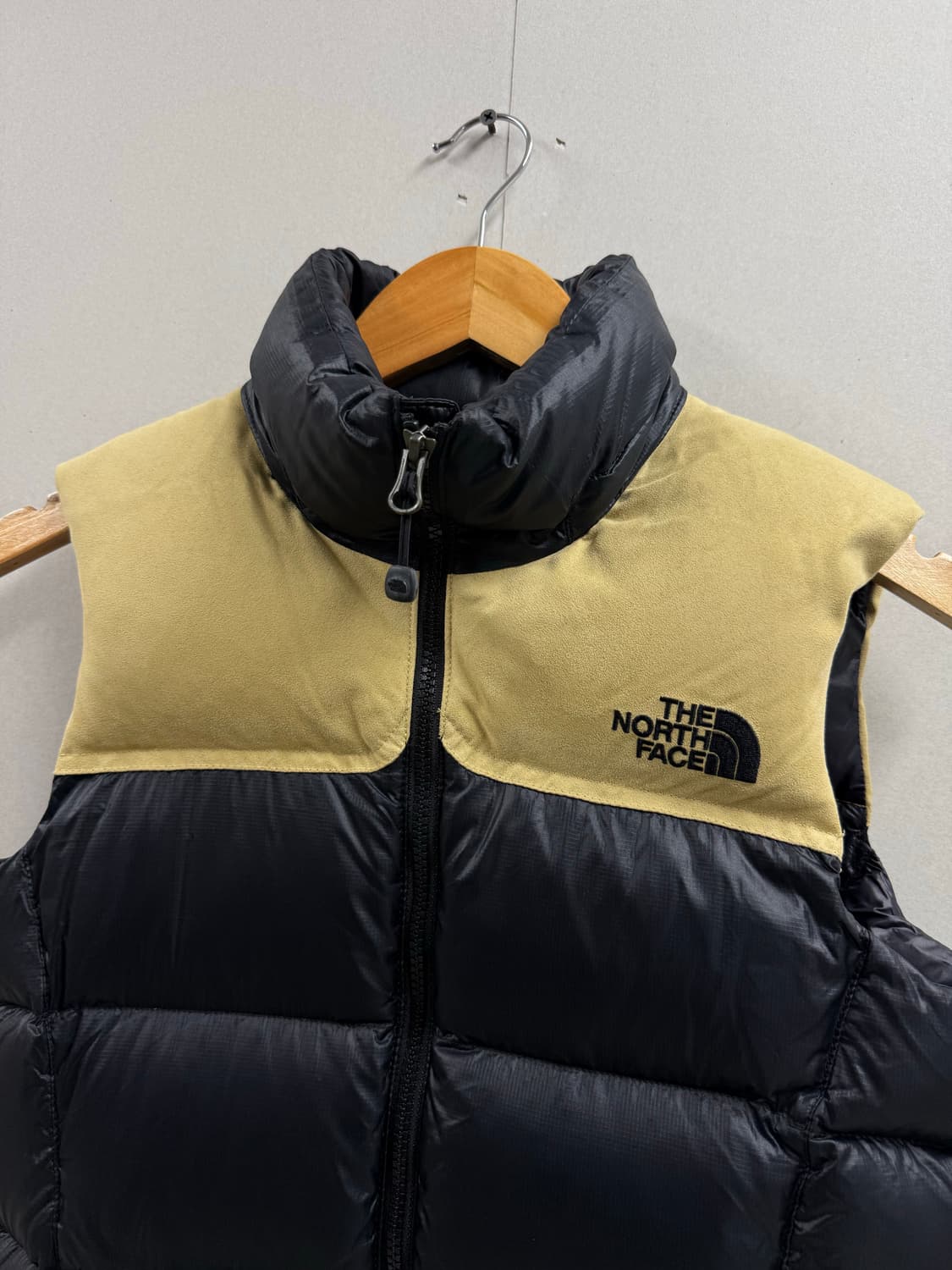 여성 S / 노스페이스 700 LTD 눕시 패딩조끼 블랙/베이지 상품이미지4